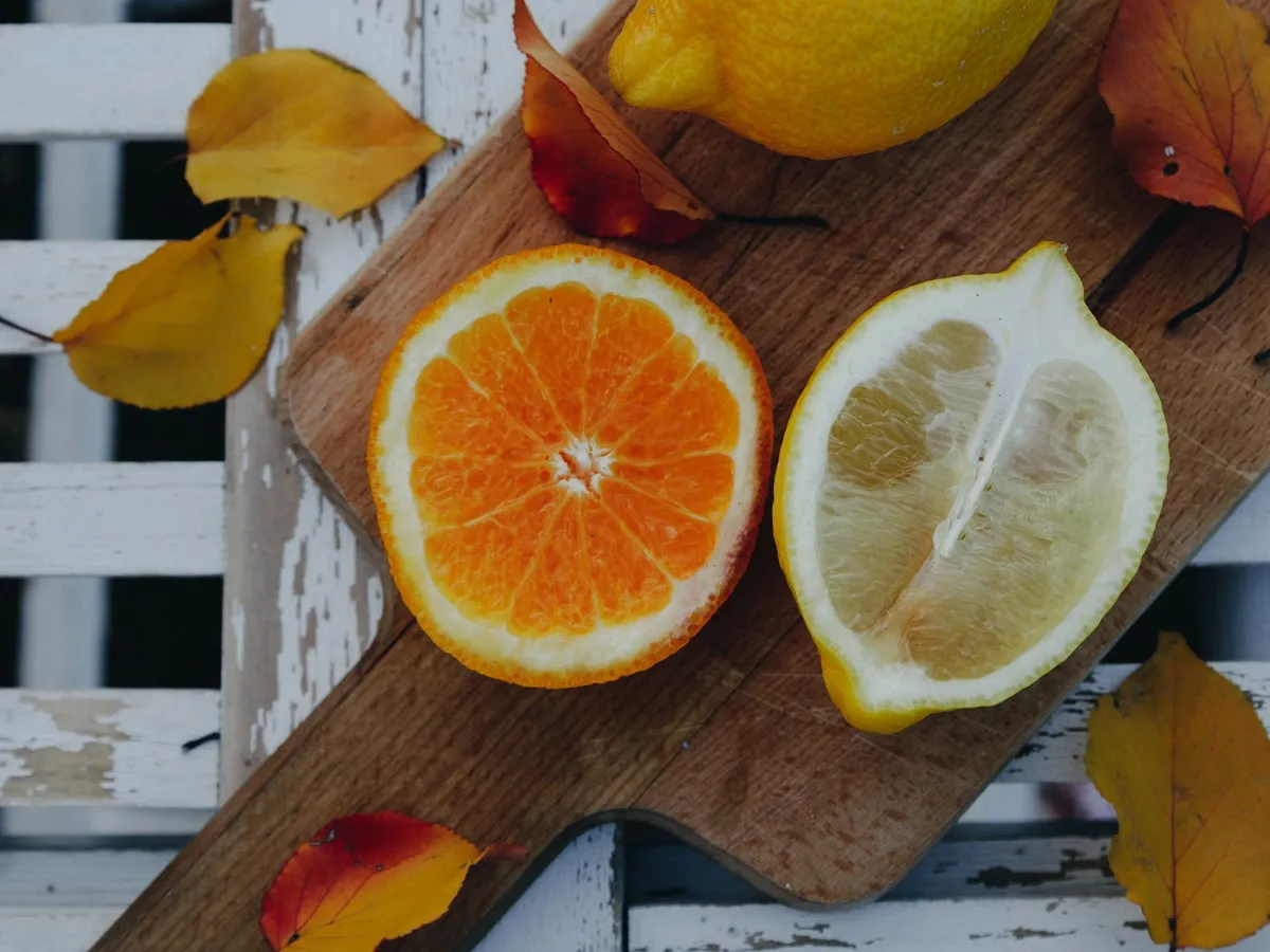 Agrumes frais coupés sur une planche